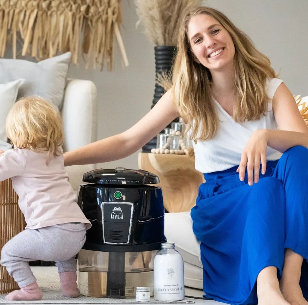 Mama mit Kind, HYLA Luftreinigungsgerät, gesundes Zuhause